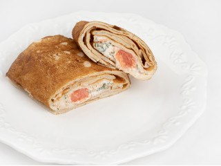 Блинчик с творожным сыром и кетой сс